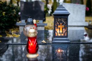 Attivare lampade e luci votive presso il cimitero